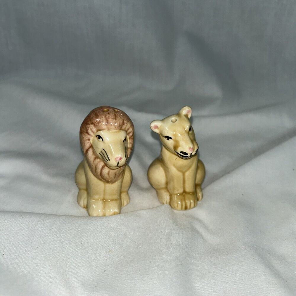 Vintage Lion Couple Ceramic Salt and Pepper Shakers Kitchen 70’s MGM Grannycore